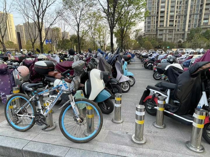 杭州地铁口这幕让人傻眼:打工人上下班太难了