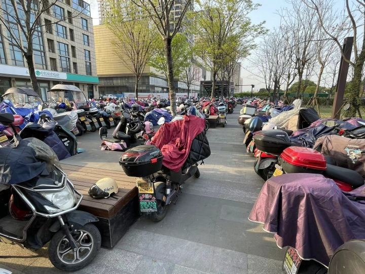 杭州地铁口这幕让人傻眼:打工人上下班太难了