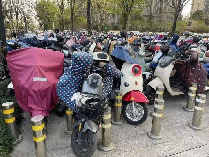 杭州地铁口这幕让人傻眼:打工人上下班太难了