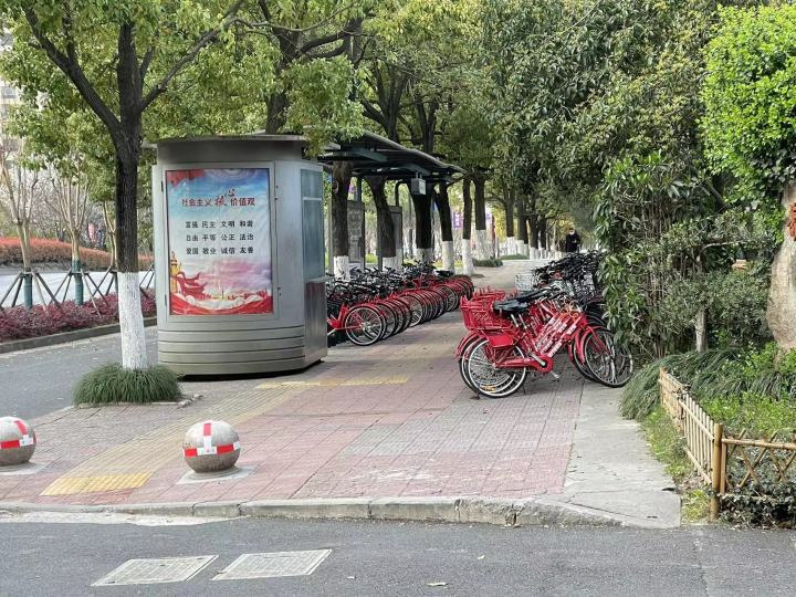 杭州地铁口这幕让人傻眼:打工人上下班太难了
