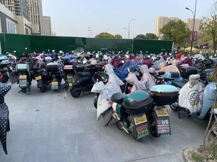 杭州地铁口这幕让人傻眼:打工人上下班太难了
