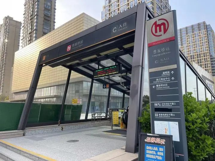 杭州地铁口这幕让人傻眼:打工人上下班太难了