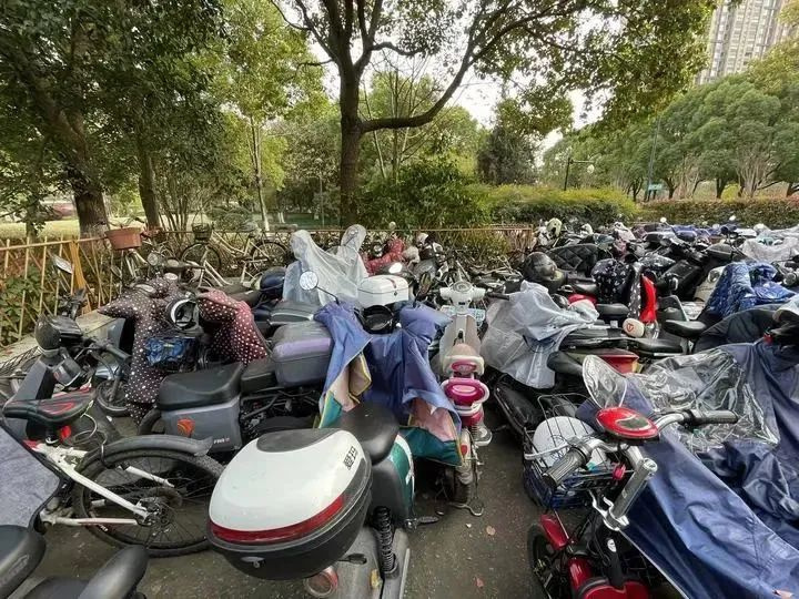 杭州地铁口这幕让人傻眼:打工人上下班太难了