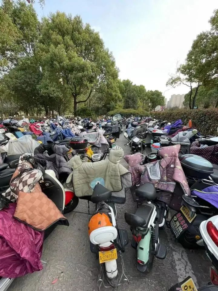 杭州地铁口这幕让人傻眼:打工人上下班太难了