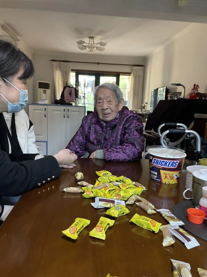 超爱吃零食，92岁还能爬长城！杭州100岁奶奶透露长寿秘诀