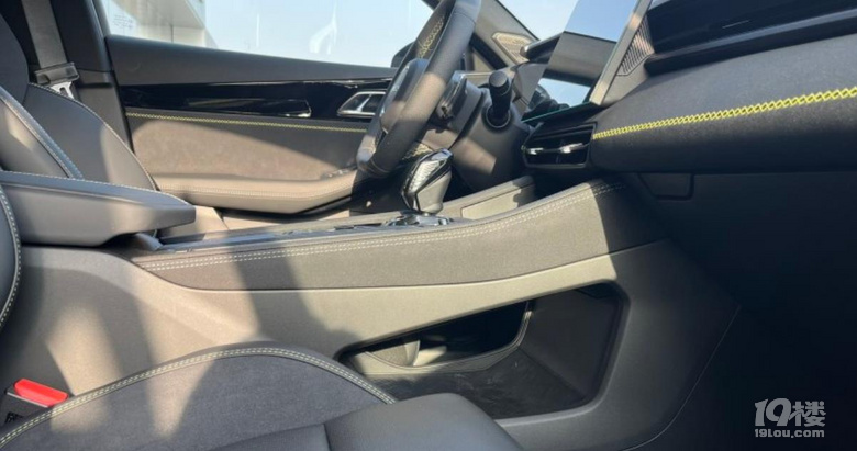 外觀霸氣,內(nèi)飾炫酷,動(dòng)力突出表弟領(lǐng)克03提車作業(yè)