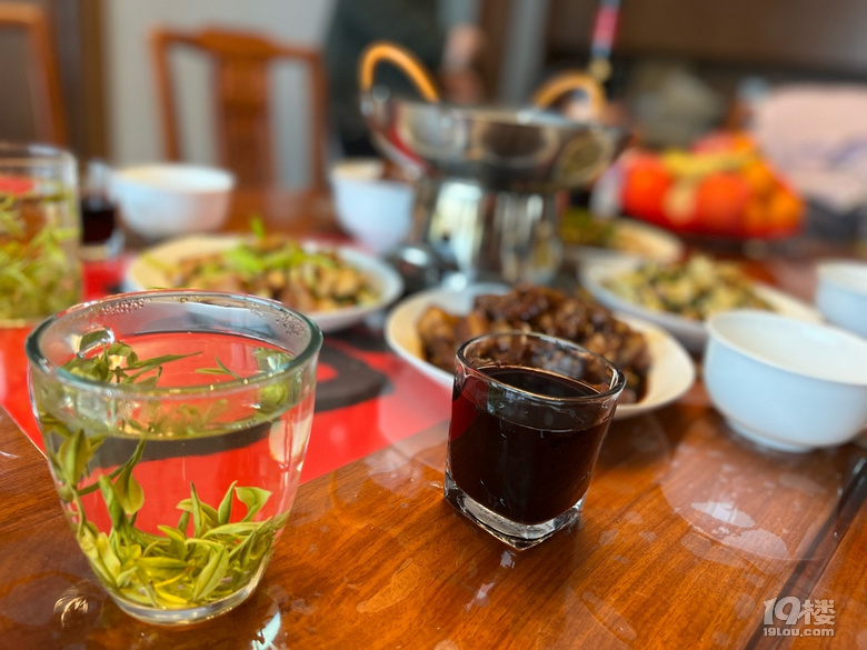 家里来小姐姐吃饭！