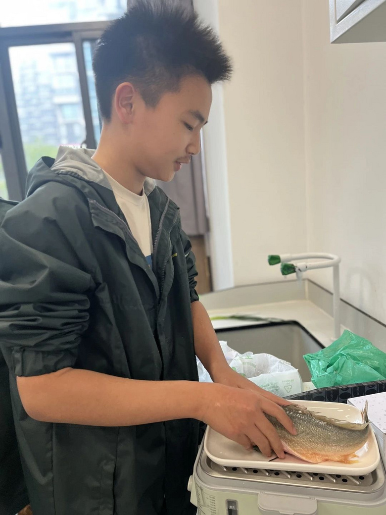 杭州初中生上课烧鱼，地理老师力挺：这是一种新的学习方法