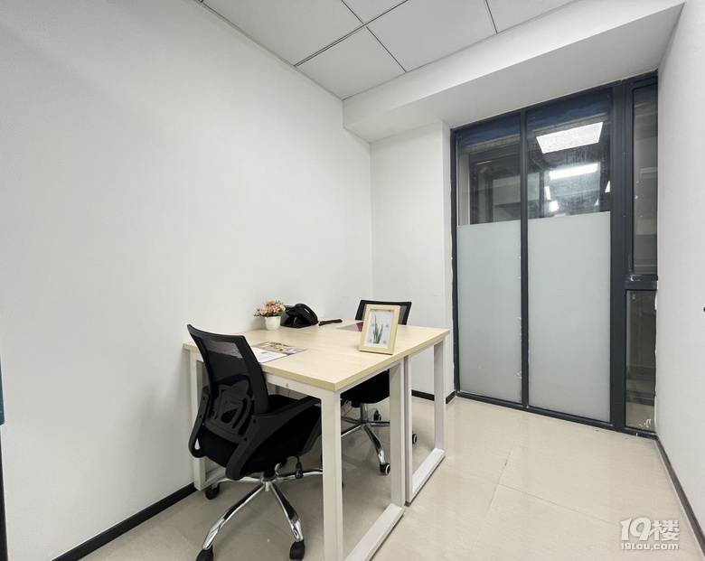2+1隔间51方靠窗办公室3600包月精装带家具公区可注册
