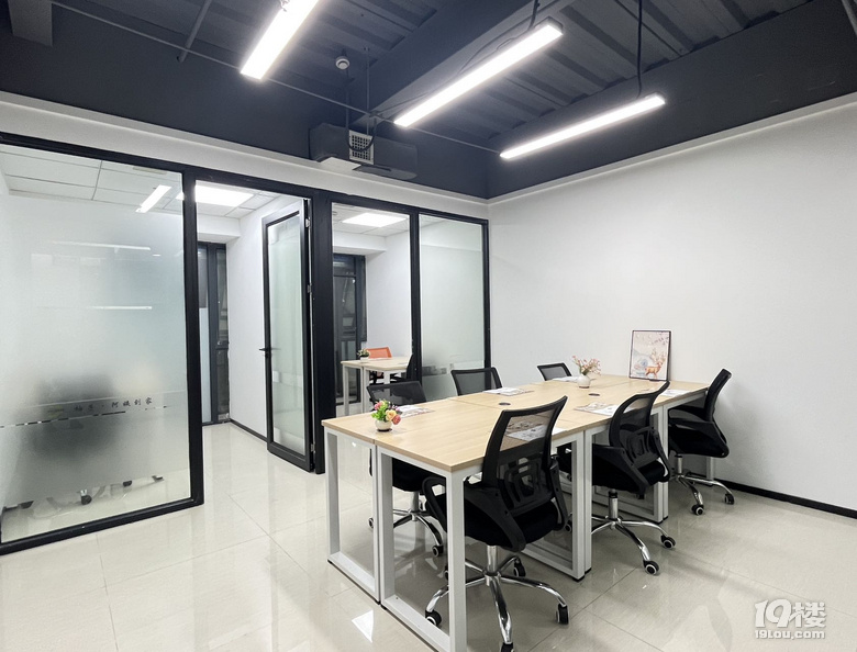 2+1隔间51方靠窗办公室3600包月精装带家具公区可注册