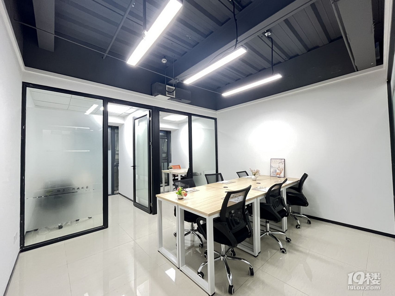 2+1隔间51方靠窗办公室3600包月精装带家具公区可注册