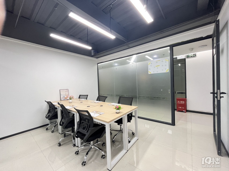 2+1隔间51方靠窗办公室3600包月精装带家具公区可注册