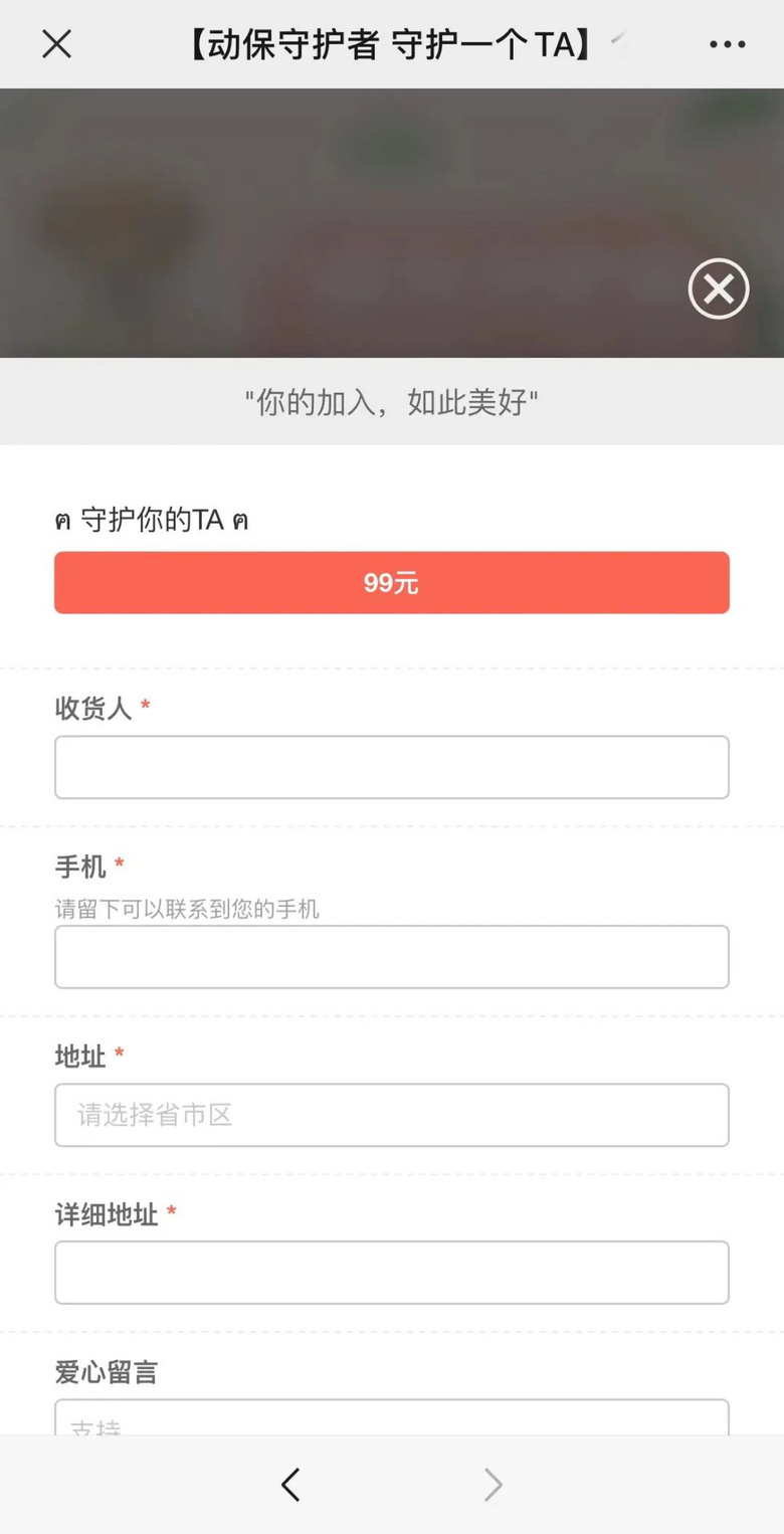 流浪貓蜷縮在雕像懷里,睡得一臉安逸:“貓貓我啊,終于有人抱了