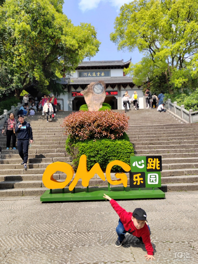 人在囧途,高速上爆個胎