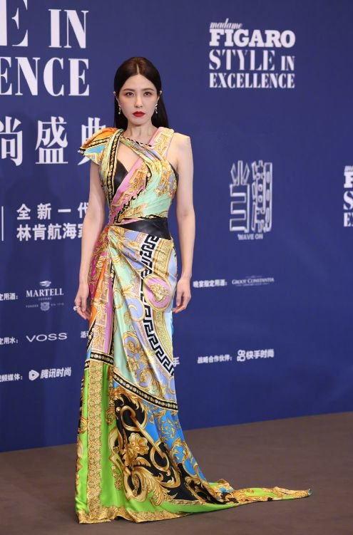 女明星又一时尚盛典美图来袭，霸姐江疏影似黑社会大佬