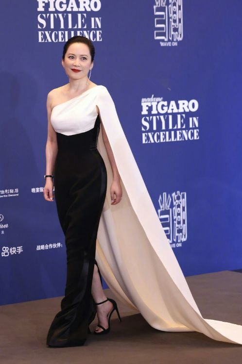 女明星又一时尚盛典美图来袭，霸姐江疏影似黑社会大佬