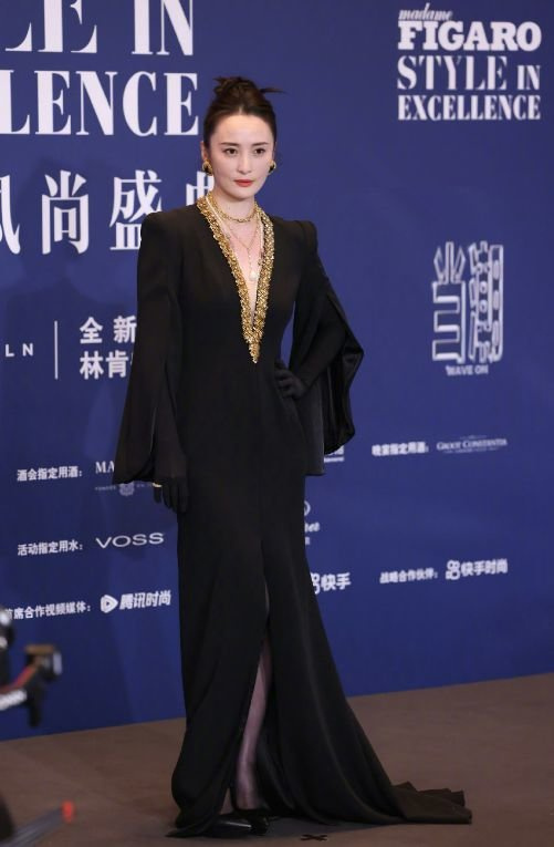 女明星又一时尚盛典美图来袭，霸姐江疏影似黑社会大佬