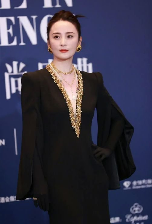 女明星又一时尚盛典美图来袭，霸姐江疏影似黑社会大佬