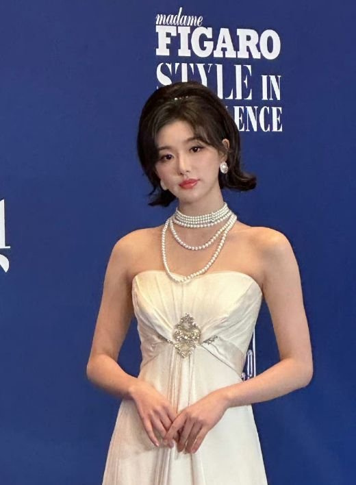 女明星又一时尚盛典美图来袭，霸姐江疏影似黑社会大佬