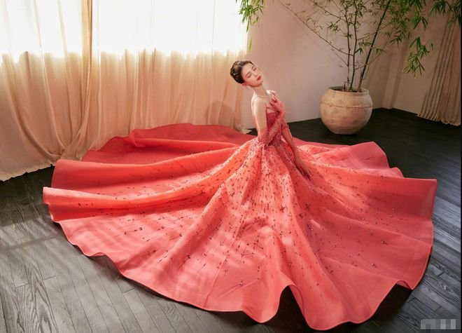 女明星又一时尚盛典美图来袭，霸姐江疏影似黑社会大佬
