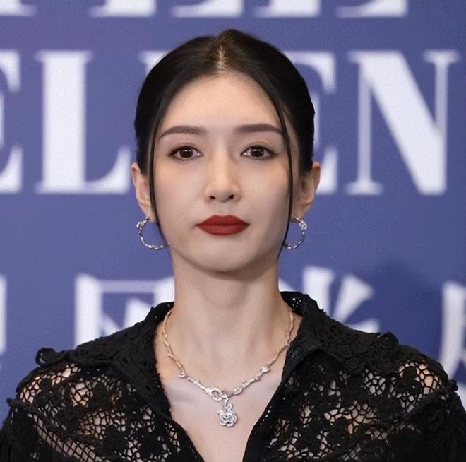 女明星又一时尚盛典美图来袭，霸姐江疏影似黑社会大佬