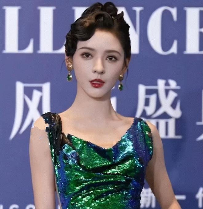 女明星又一时尚盛典美图来袭，霸姐江疏影似黑社会大佬