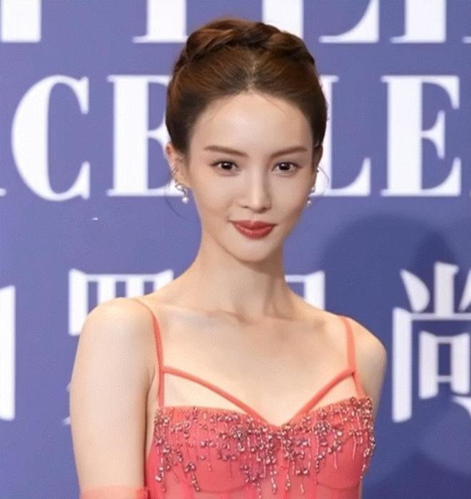 女明星又一时尚盛典美图来袭，霸姐江疏影似黑社会大佬
