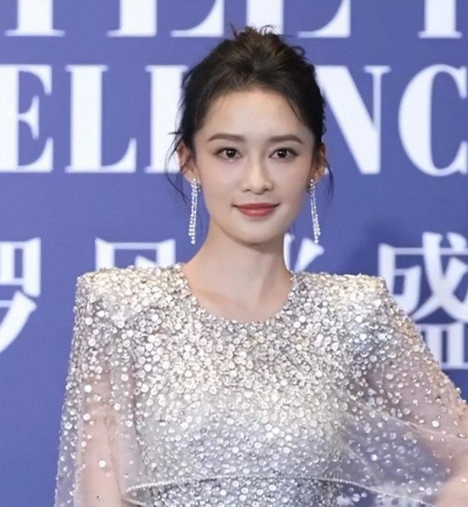 女明星又一时尚盛典美图来袭，霸姐江疏影似黑社会大佬