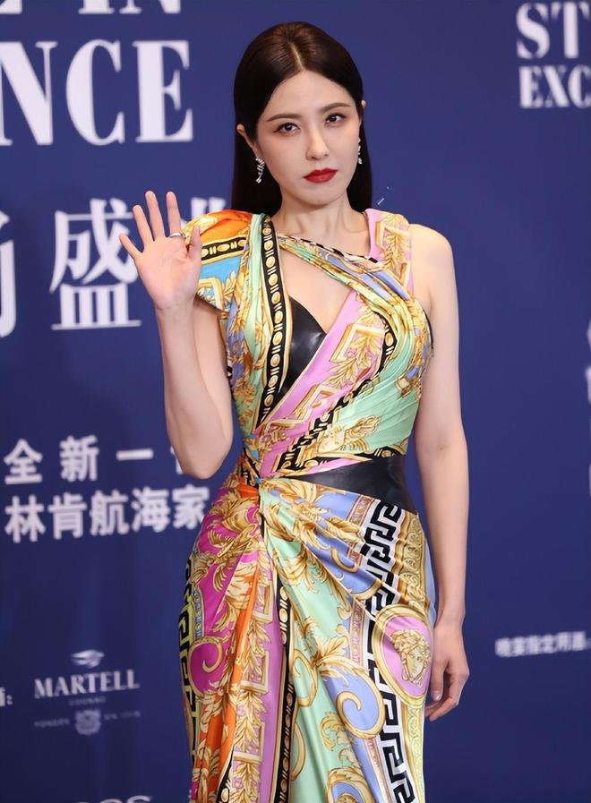 女明星又一时尚盛典美图来袭，霸姐江疏影似黑社会大佬