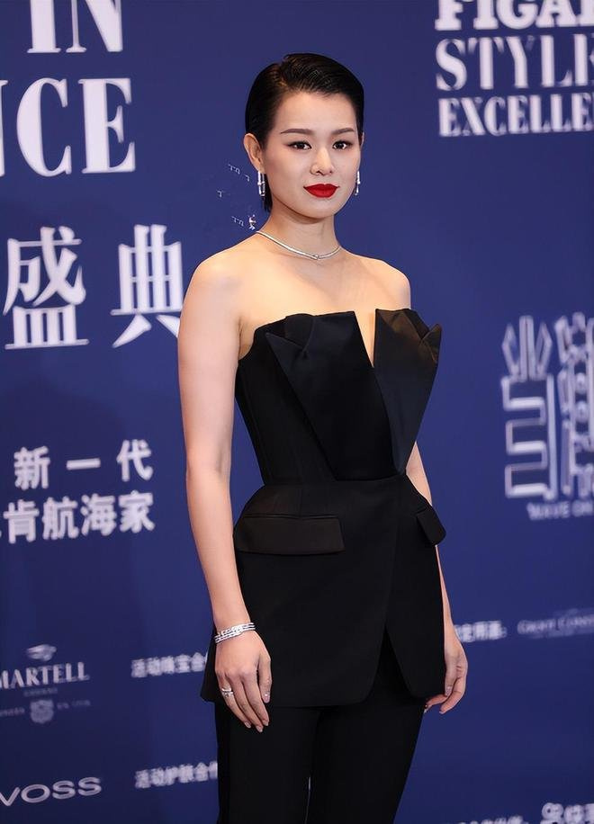 女明星又一时尚盛典美图来袭，霸姐江疏影似黑社会大佬