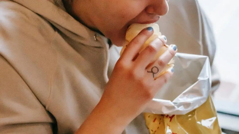 吃大餐時做這個動作,能減少點熱量!這還不是最大的好處…