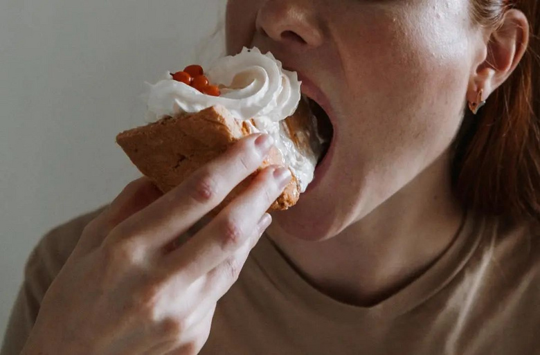 吃大餐時做這個動作,能減少點熱量!這還不是最大的好處…