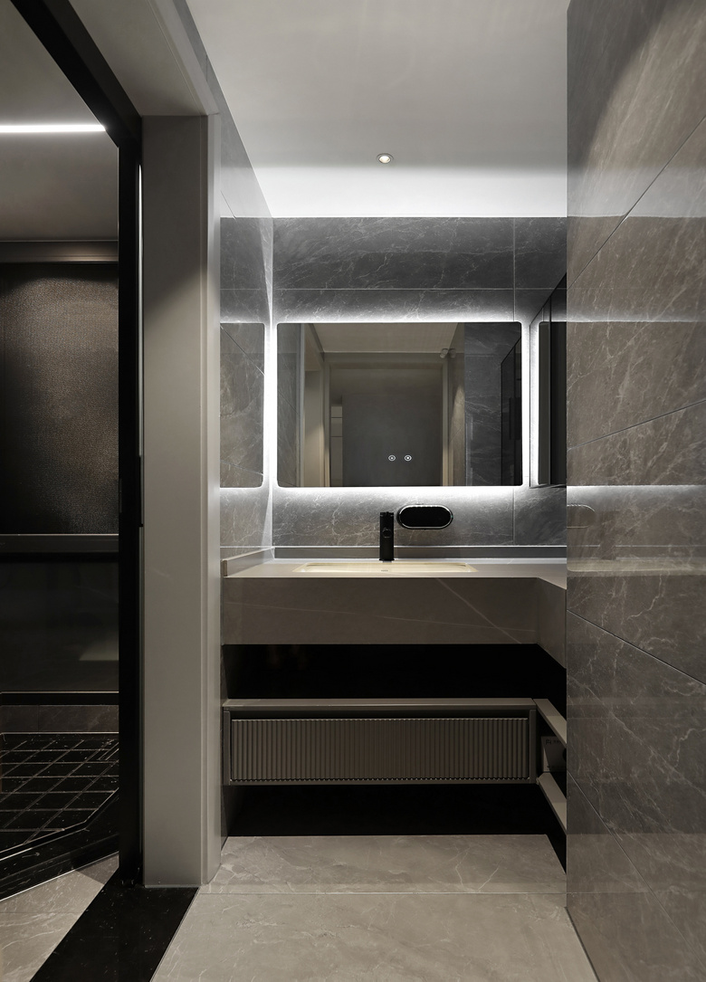 132�O�ִ����ݷ磬�����Դ���Χ�еĺڰ׻ң�