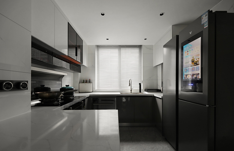 132�O�ִ����ݷ磬�����Դ���Χ�еĺڰ׻ң�