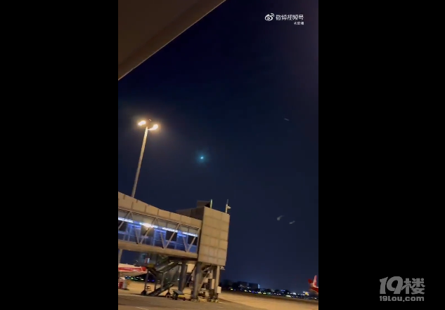 深夜热搜第一，一地惊现不明飞行物，很多网友都拍到了
