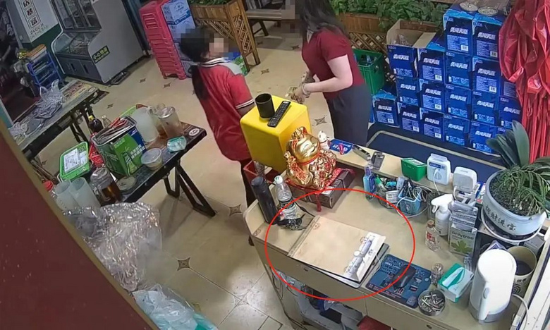 母亲私拆档案袋，女儿崩溃大叫！网友吵翻