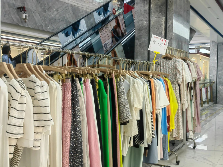 沖沖沖!100元能買好幾套,一年一度的四季青夏季清倉(cāng)開(kāi)始了!
