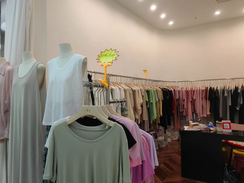 沖沖沖!100元能買好幾套,一年一度的四季青夏季清倉(cāng)開(kāi)始了!