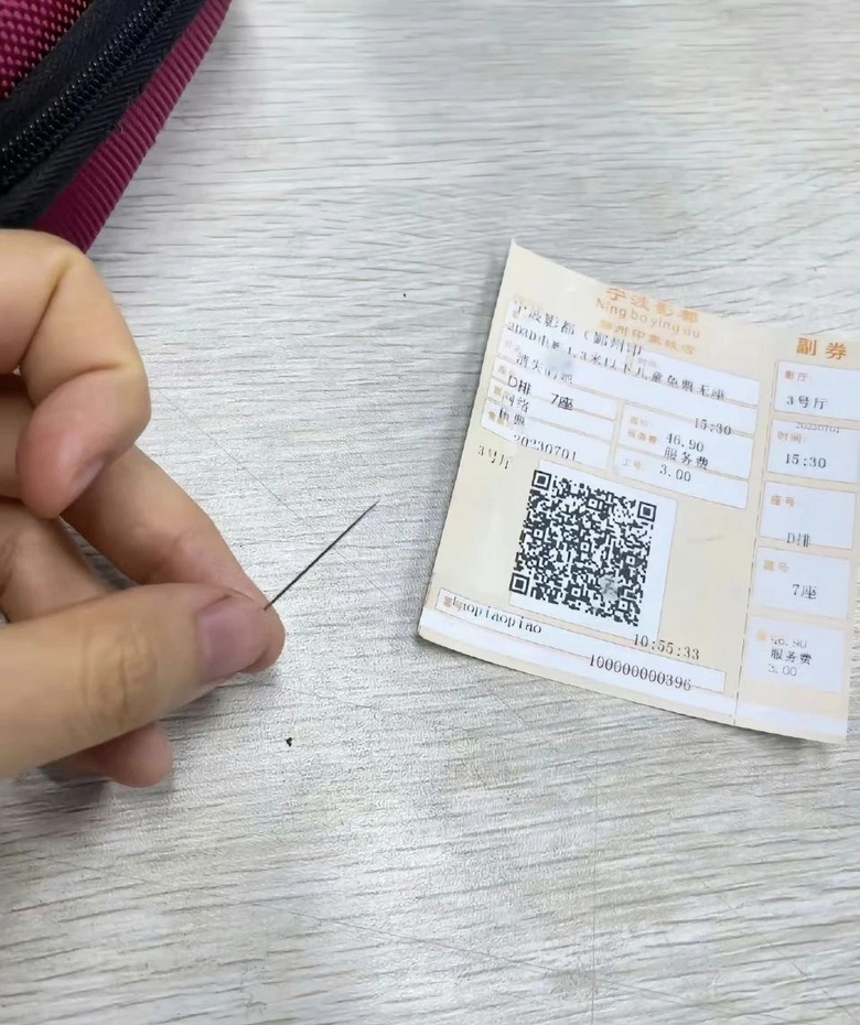 细思极恐！电影院座椅竟然插着一根针？影院已报警…