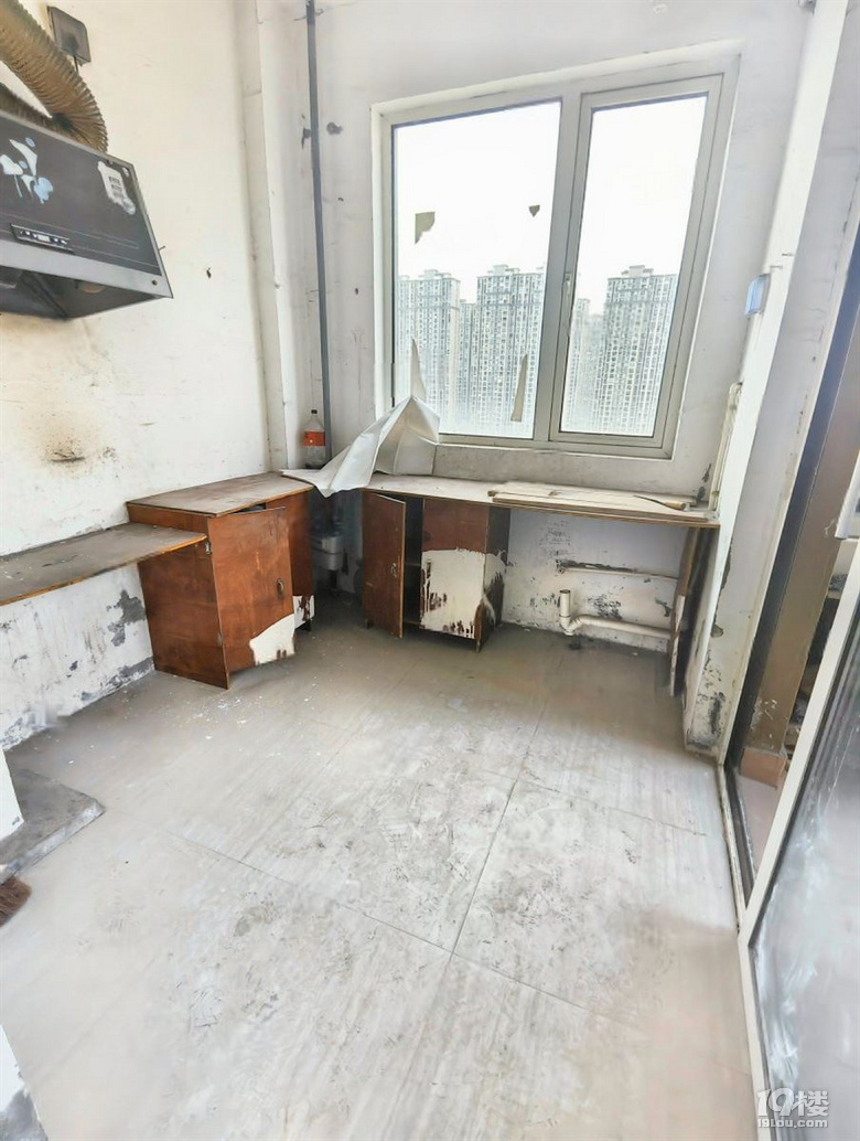 急卖急卖   低总价 边套两房  凤凰楼层  满五年 有钥匙