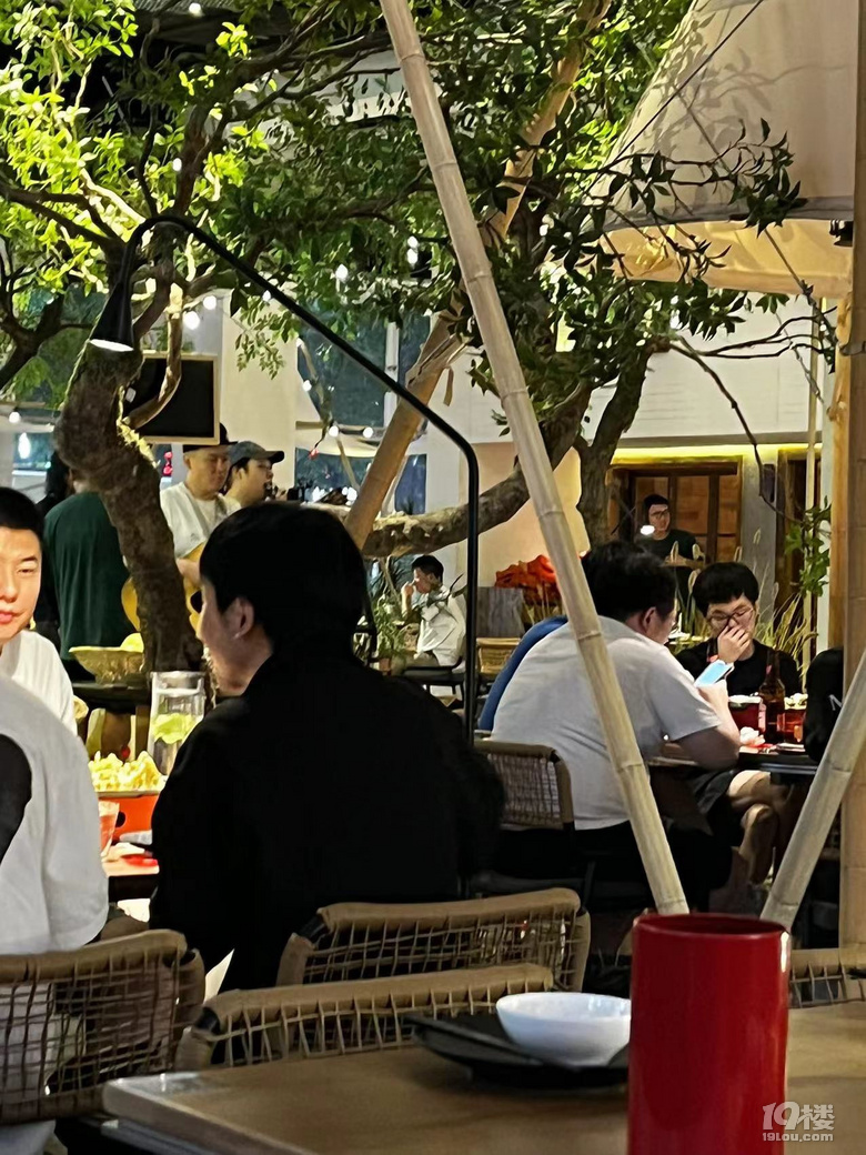 很火的露营烧烤探店