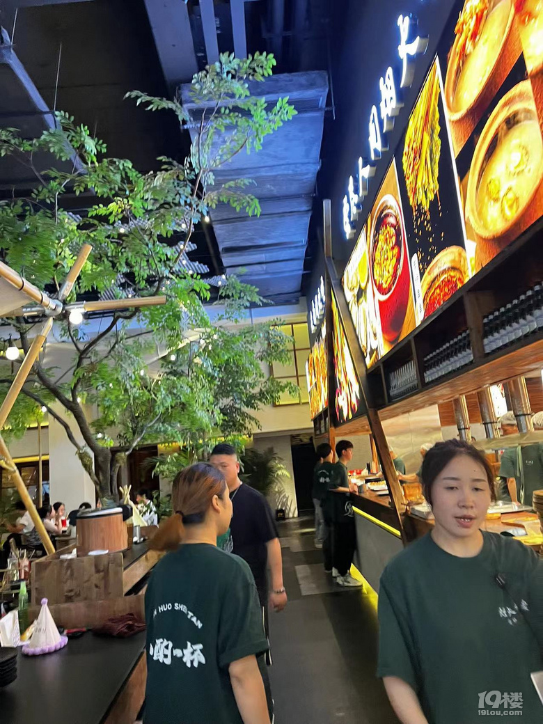 很火的露营烧烤探店
