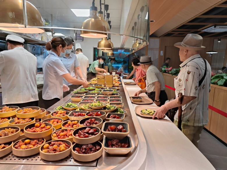这家食堂营业一个月办卡超1100人，从老年食堂升级为全龄友好食堂