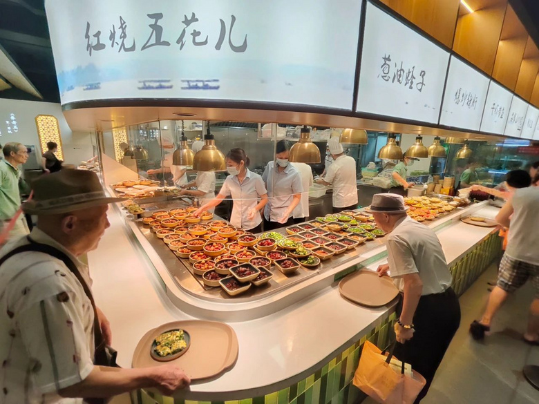 这家食堂营业一个月办卡超1100人，从老年食堂升级为全龄友好食堂