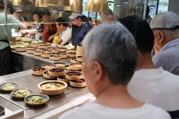 这家食堂营业一个月办卡超1100人，从老年食堂升级为全龄友好食堂