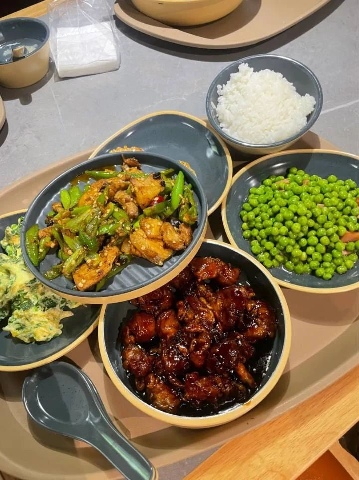 这家食堂营业一个月办卡超1100人，从老年食堂升级为全龄友好食堂