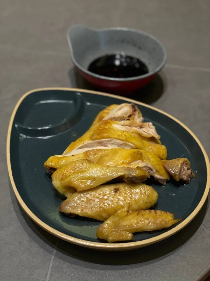 这家食堂营业一个月办卡超1100人，从老年食堂升级为全龄友好食堂