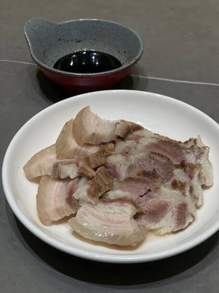 这家食堂营业一个月办卡超1100人，从老年食堂升级为全龄友好食堂