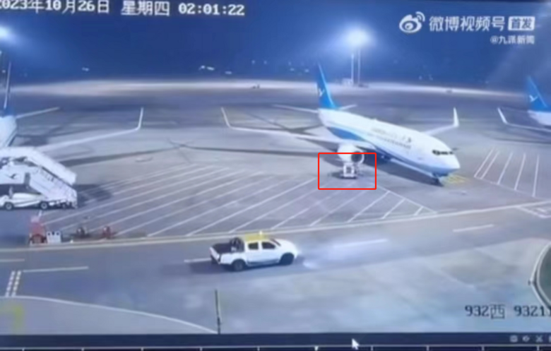 车辆失控撞向客机？官方通报，现场画面曝光