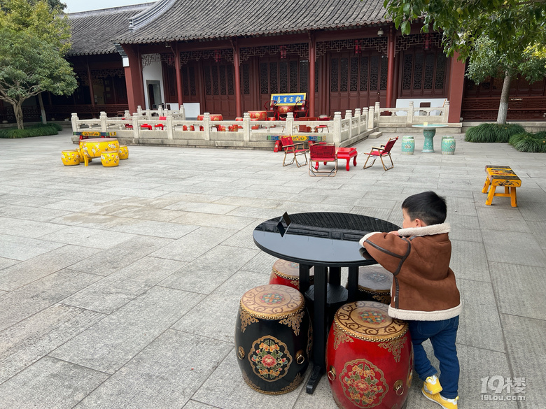 這家顧宮有喜的咖啡館我們上周去了哎……有點太貴了